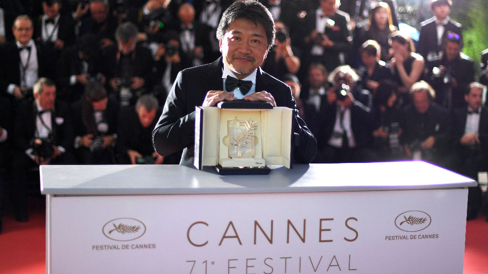 El director japonés Hirokazu Kore-Eda con el premio de Cannes (Foto: AFP).