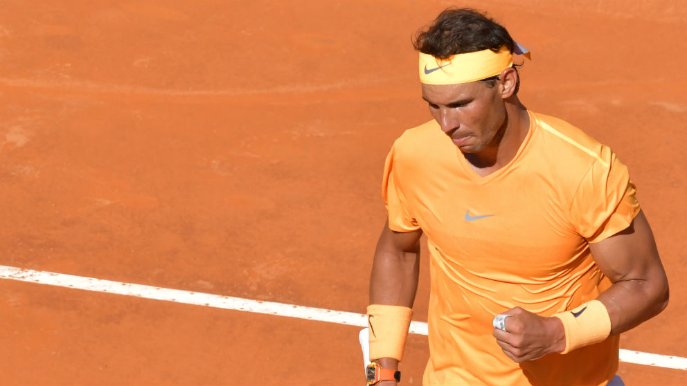 Rafa Nadal celebra un punto frente a Novak Djokovic en el Master 1000 de Roma. (AFP)