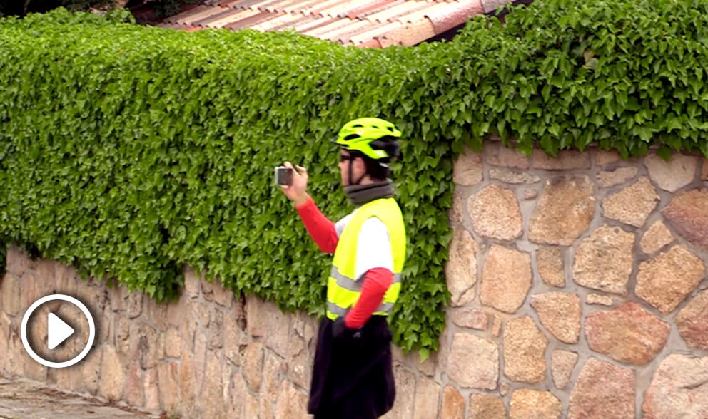 Un ciclista se hace un selfie junto a la nueva mansión de Pablo Iglesias.