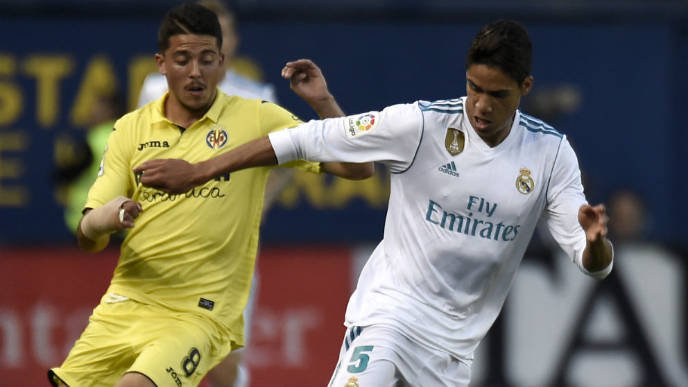Raphael Varane y Pablo Fornals pelean un balón durante el Villarreal – Real Madrid. (AFP)