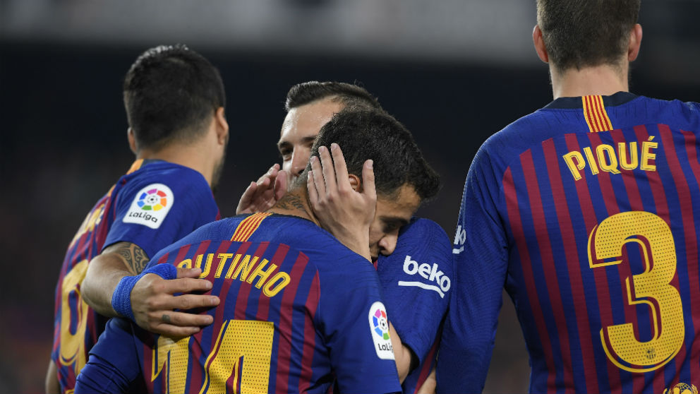 Coutinho celebra su gol ante la Real Sociedad con sus compañeros. (AFP)
