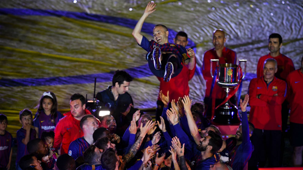 Los jugadores del Barcelona mantean a Andrés Iniesta. (Getty)
