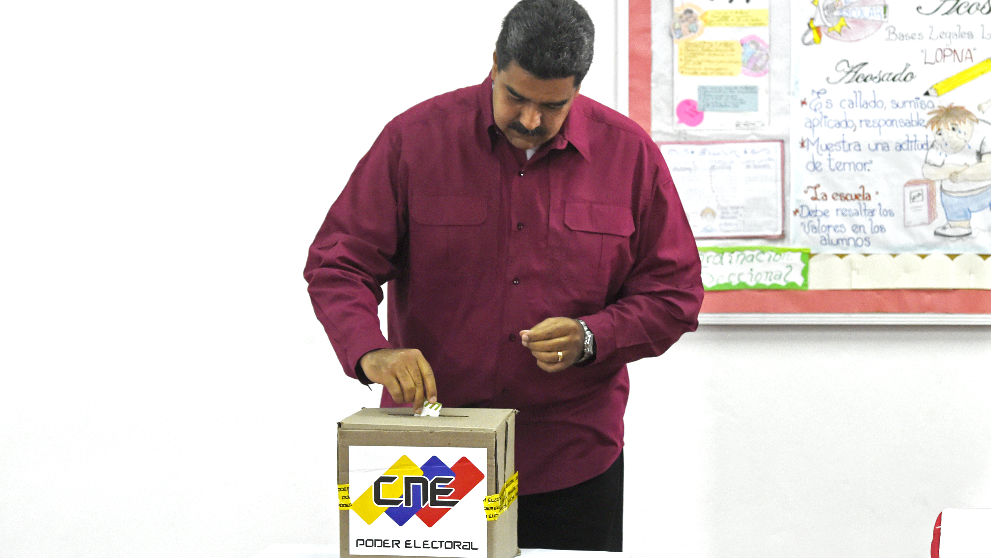 Nicolás Maduro votando en la farsa electoral de presidenciales. (Foto: AFP)