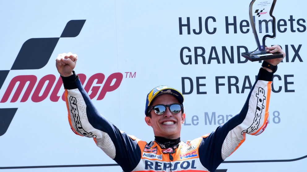 Marc Márquez celebra su victoria en el GP de Francia de MotoGP. (AFP)