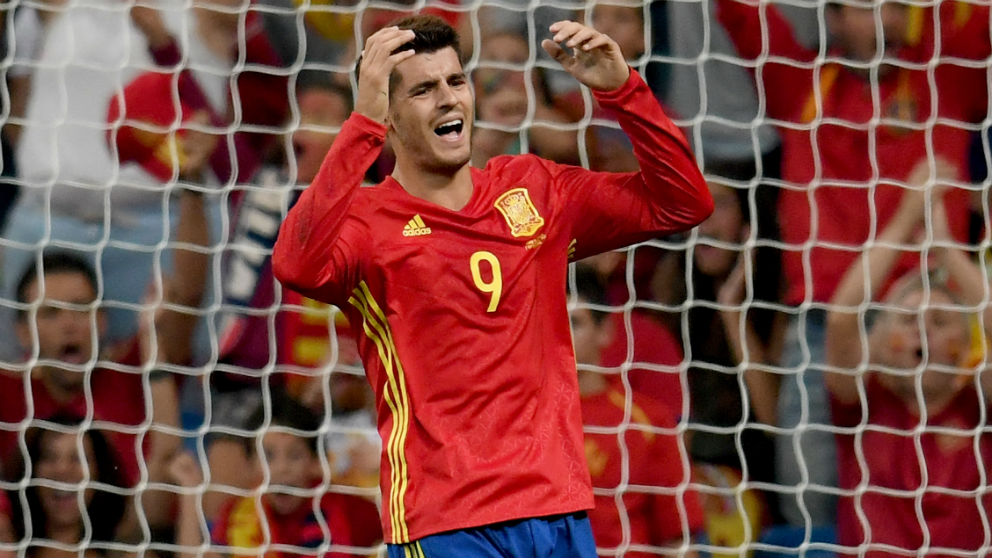 Álvaro Morata se lamenta durante un partido con España. (Getty)
