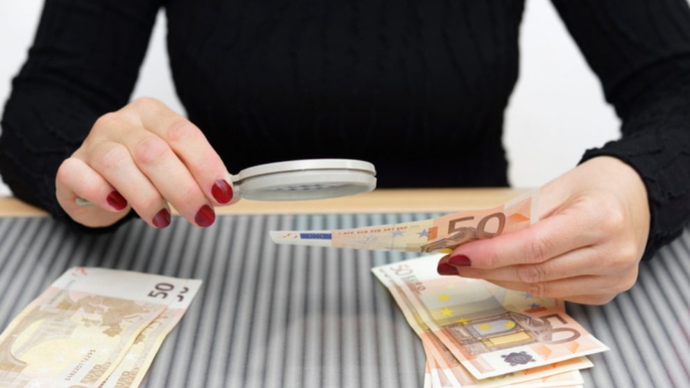 Pasos para reconocer billetes falsos