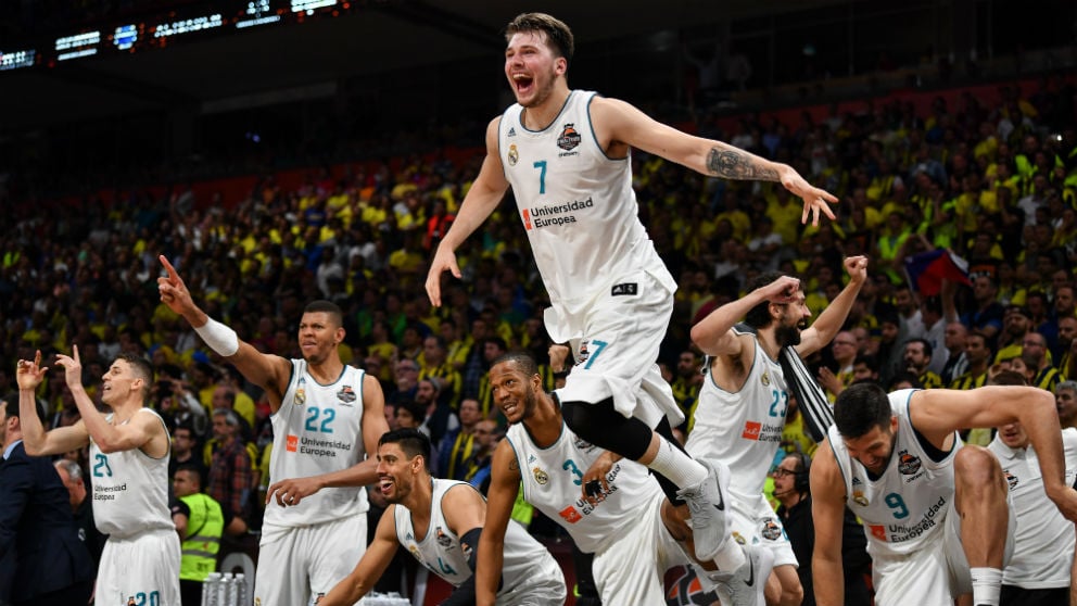 Luka Doncic celebra el pitido final que supuso el triunfo del Real Madrid ante el Fenerbahce. (AFP)