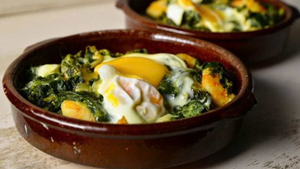 Receta de espinacas con huevos y langostinos fácil de preparar