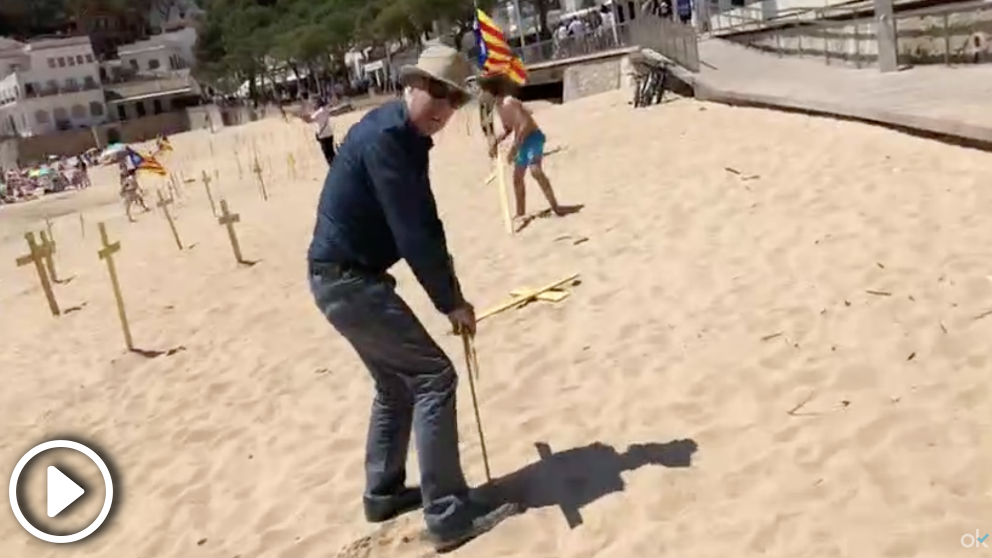 Una españolista se enfrenta a separatistas que colocan cruces amarillas en Llafranc (Gerona)