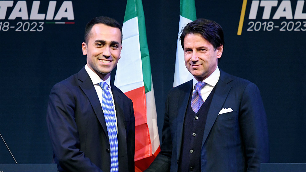 Luigi di Maio, líder del populista Movimiento 5 Estrellas italiano, y Giuseppe Conte, primer ministro. (AFP)