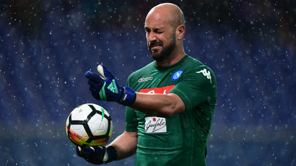 Pepe Reina durante un partido con el Nápoles. (AFP)