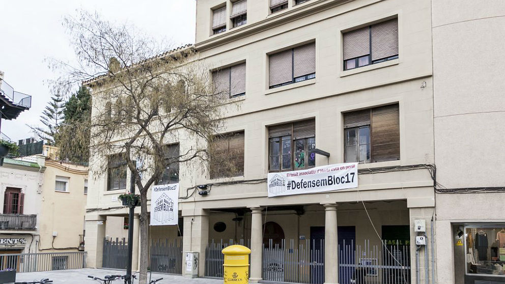Fachada del llamado Bloc 17, en Horta-Guinardo, usado como sede social dela CUP y Arran y adquirido por el Ayuntamiento de Barcelona.