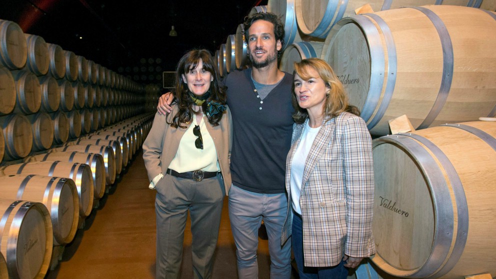 Feliciano López, en su visita a las bodegas. (EFE)