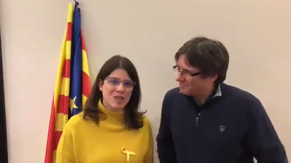 Gemma Geis, diputada de JxCat en el parlament de Cataluña, con el ex president huido Carles Puigdemont.