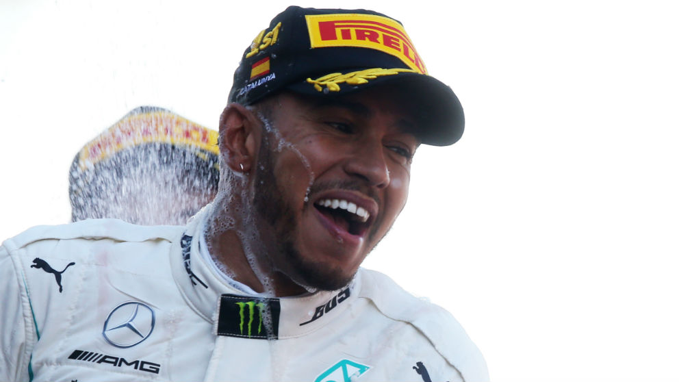 Lewis Hamilton ha reconocido que el bajón de Mercedes al principio de esta temporada se debe en parte a que los ingenieros de la marca alemana han sacrificado rendimiento del motor para favorecer su fiabilidad. (Getty)