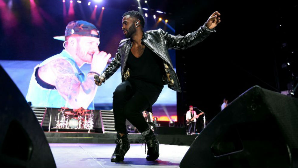 Jason Derulo, cantando y bailando en un concierto de su gira ‘777 European Tour’. Foto: AFP