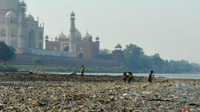 La basura se acumula en las inmediaciones del Taj Mahal