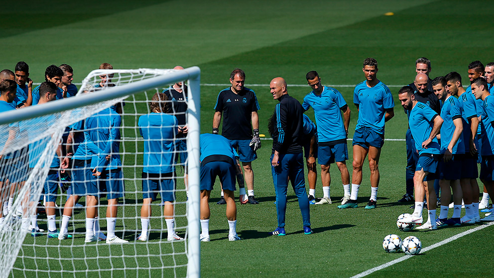 Zidane charla con los jugadores en el entrenamiento abierto antes de la final de la Champions League.