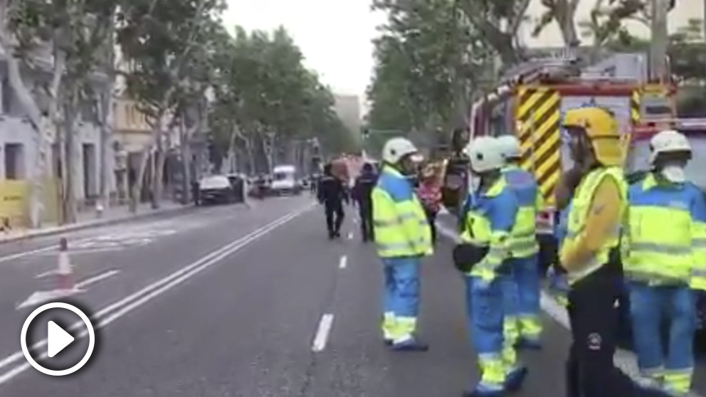 Bomberos y servicios de emergencias trabajan en el edificio derrumbado en Madrid.