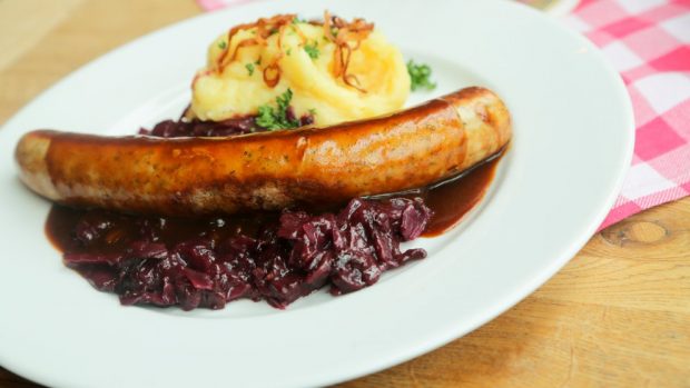 salchichas asadas con puré de patata