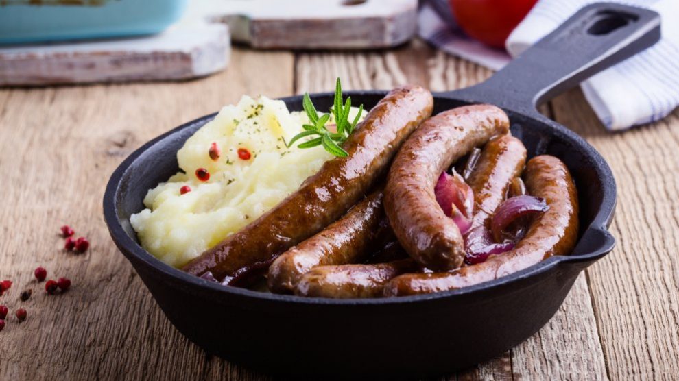 Receta de salchichas asadas con puré de patata