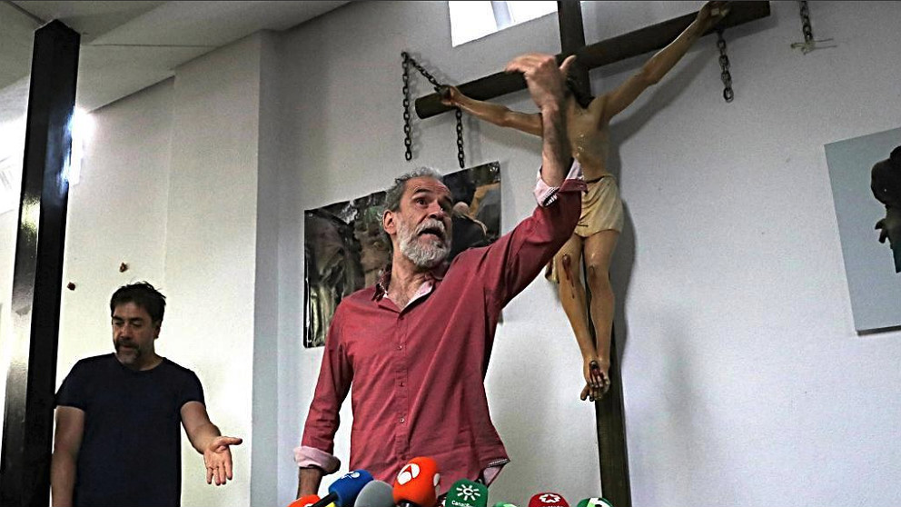 Los actores Willy Toledo y Javier Bardem en la parroquia de San Carlos Borromeo de Madrid.