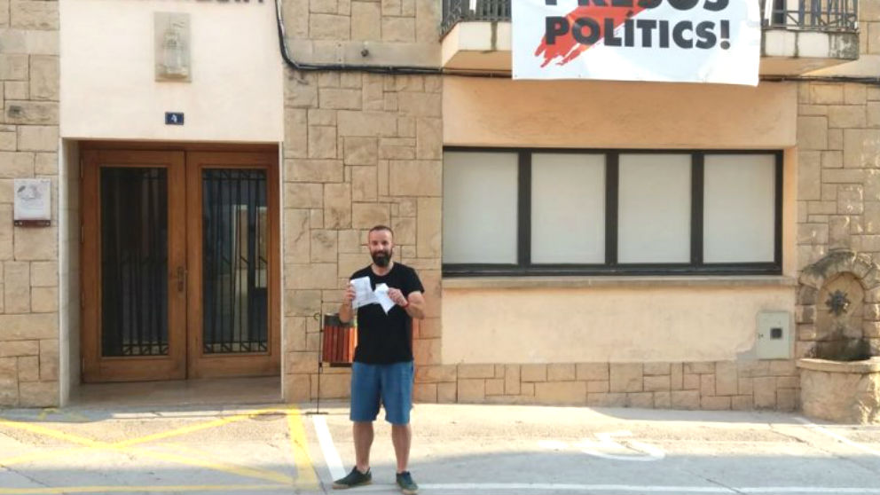 El alcalde de Torre del Español (Tarragona), Joan Juncà, rompiendo la carta de Enric Millo (Foto: ACN)