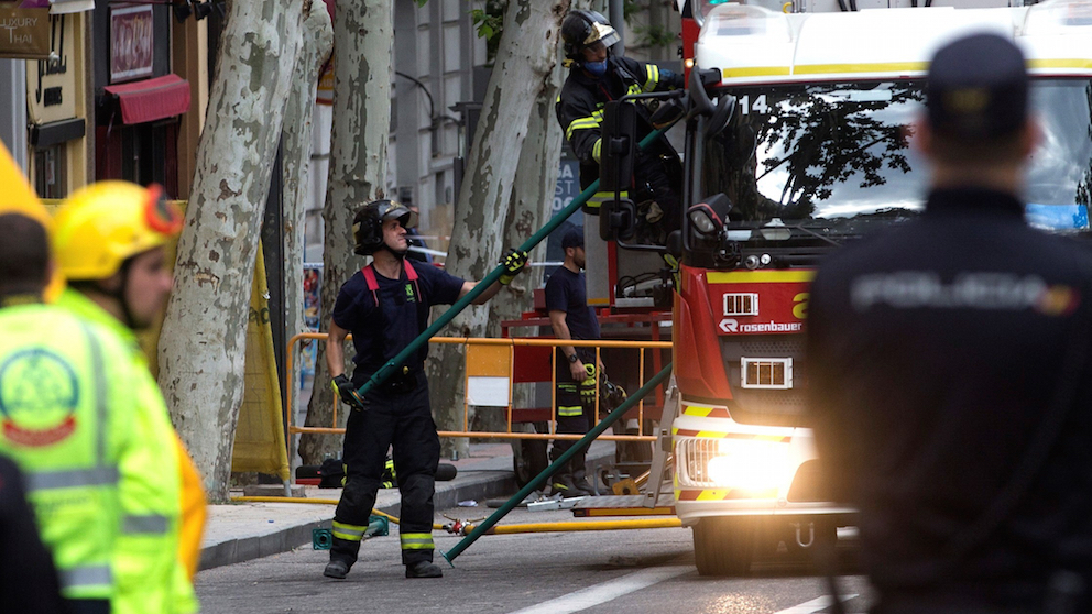 Bomberos y Policía trabajan en el edificio derrumbado en Madrid (Foto: Efe).