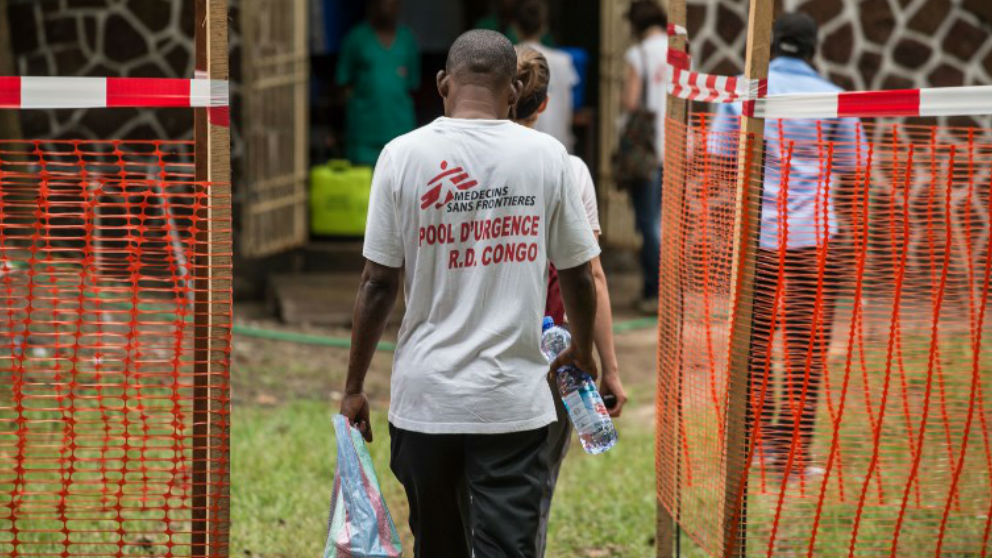 Miembros del equipo de Médicos Sin Fronteras a la entrada del Hospital de Referencia Wangata en Mbandaka. (Foto: AFP)