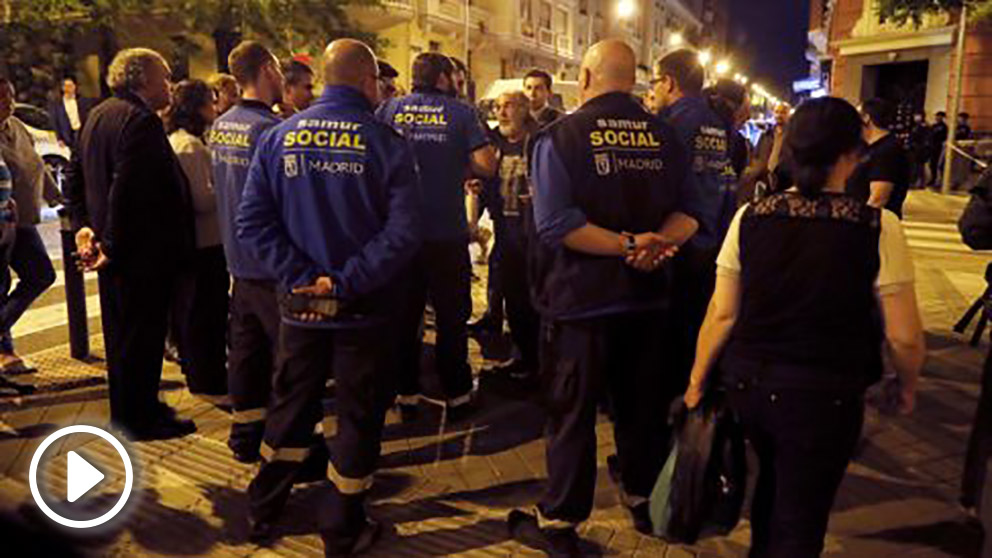 Miembros del dispositivo en torno al edificio derrumbado en Chamberí. (Foto: EFE)