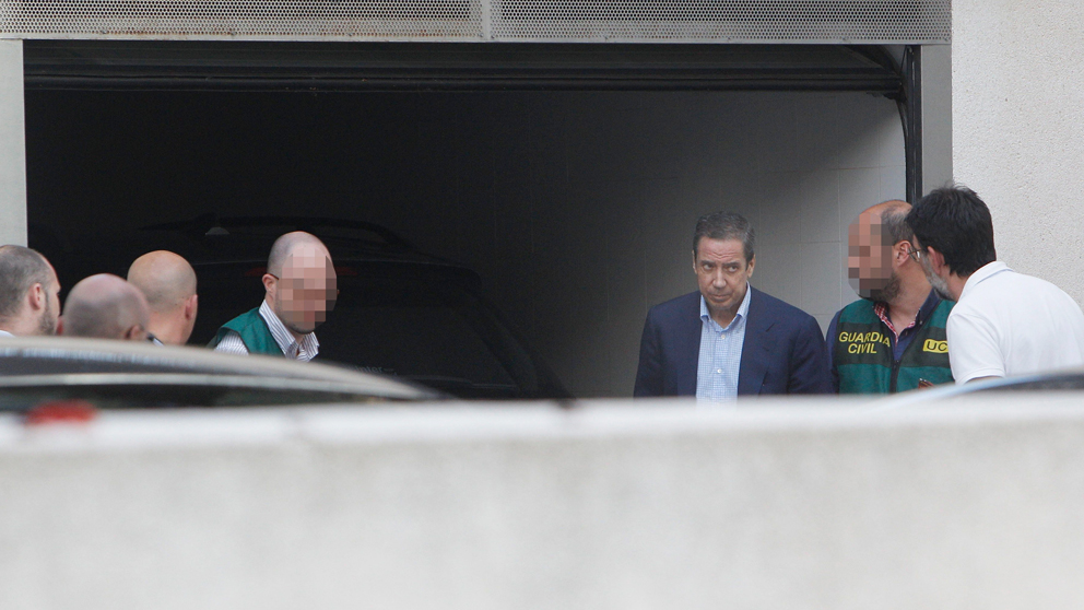 Eduardo Zaplana junto a agentes de la UCO durante el registro a sus propiedades. (Foto: EFE)