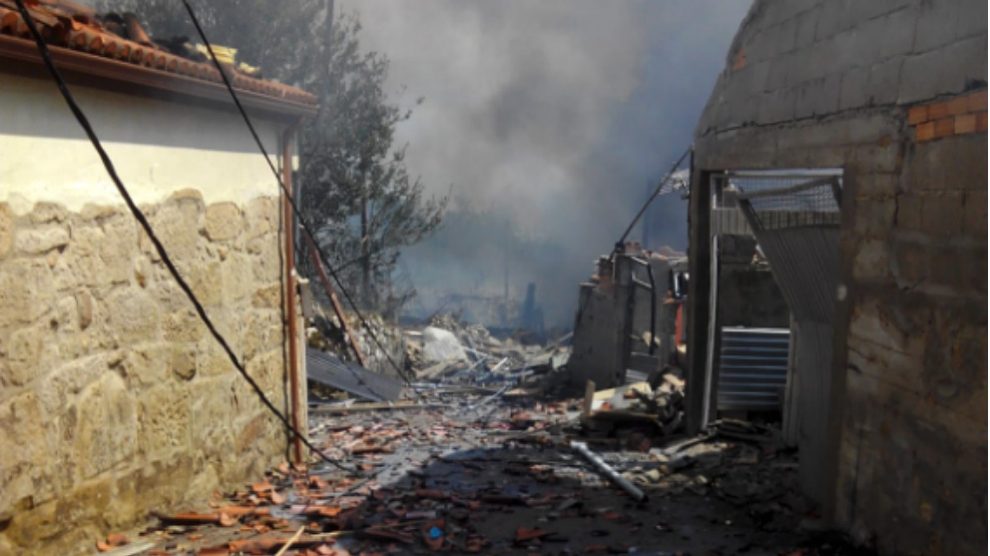 Las calles de Tui (Pontevedra), tras la explosión de la pirotecnia.