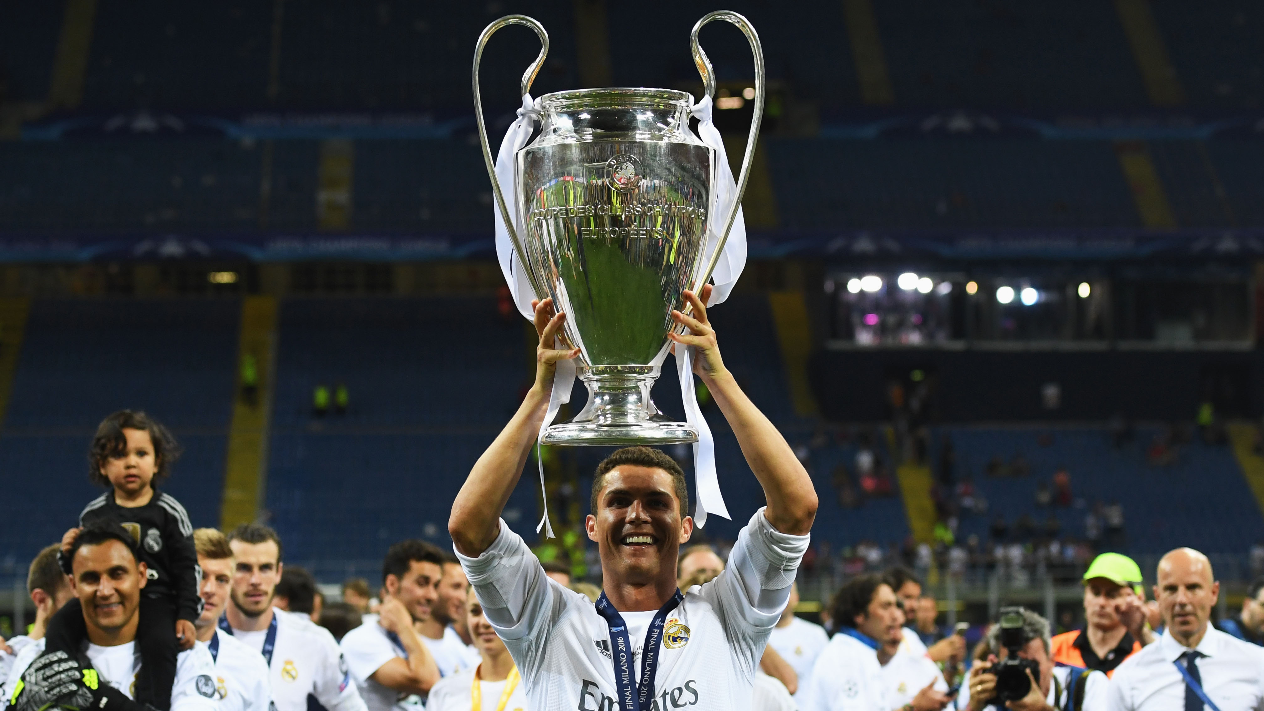Cristiano Ronaldo levanta el trofeo de campeón de la Champions League. (Getty)
