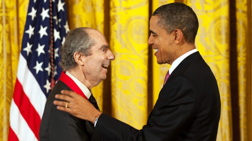 Barack Obama entrega la Medalla Nacional de Humanidades a Philip Roth en 2011. (Foto: AFP)