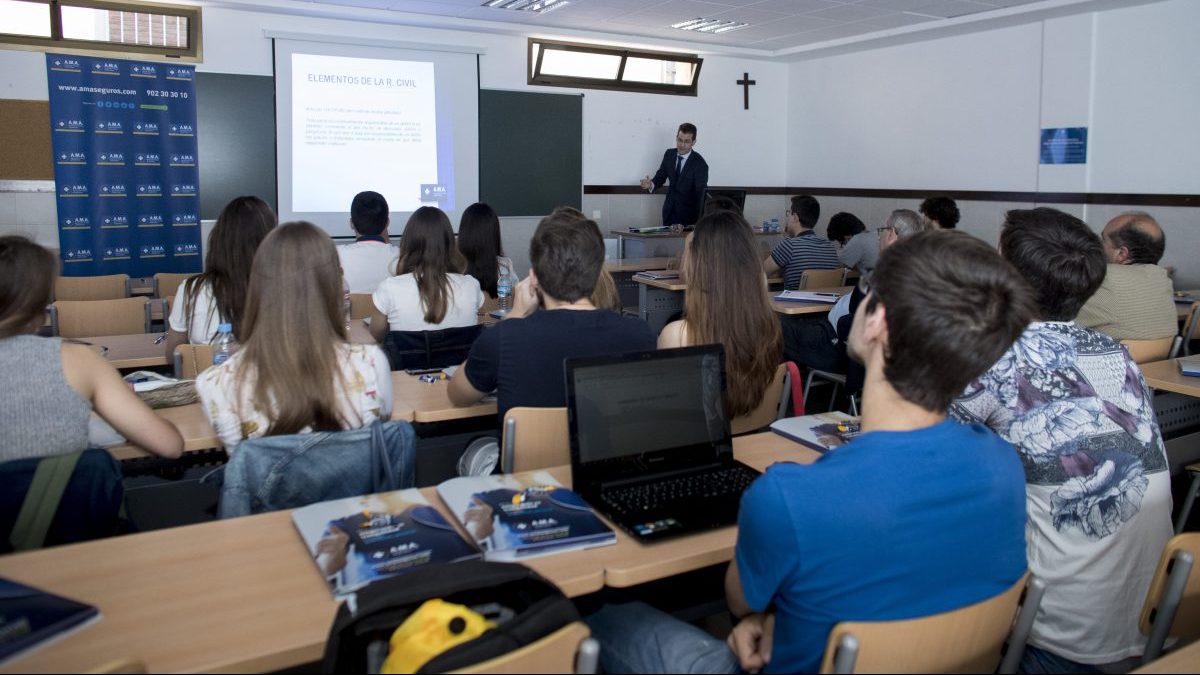 Universitarios en clase.