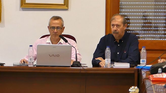 De izquierda a derecha, el alcalde de Hoyo de Manzanares, José Ramón Regueiras y el secretario municipal, Juan Ramón Ferris Tortajada.