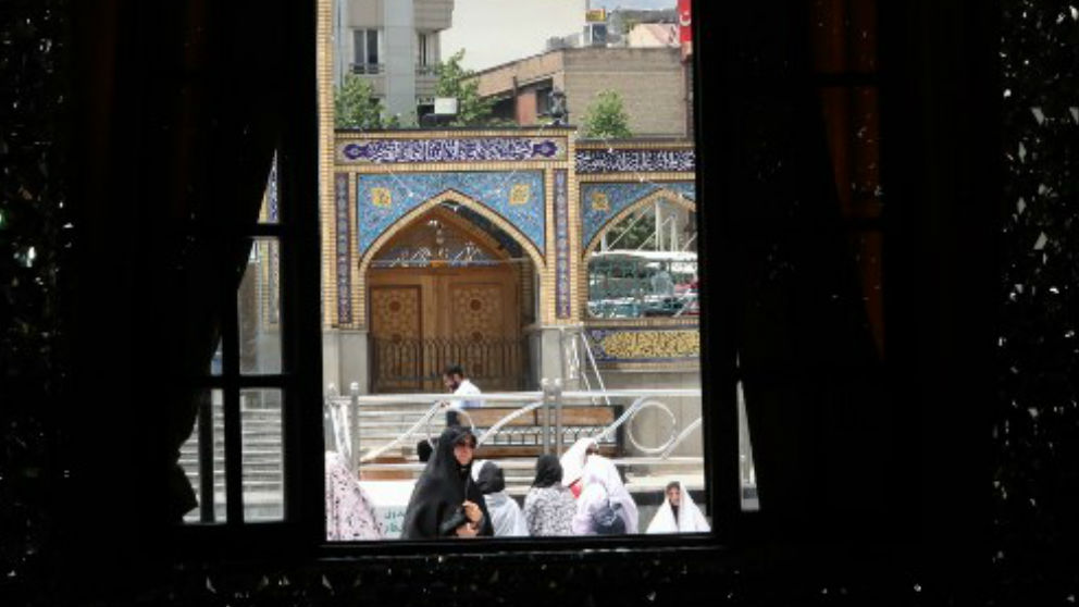 Una mujer en una mezquita de Irán. Foto: AFP