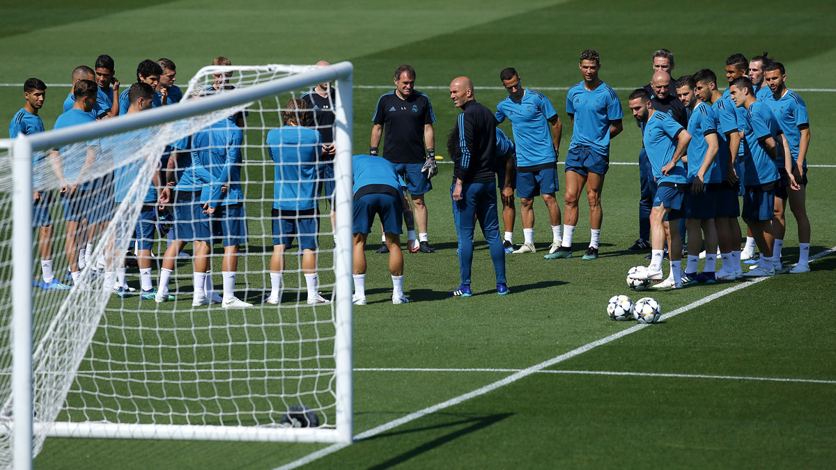 Zidane habla con su plantilla antes de partir a Kiev.