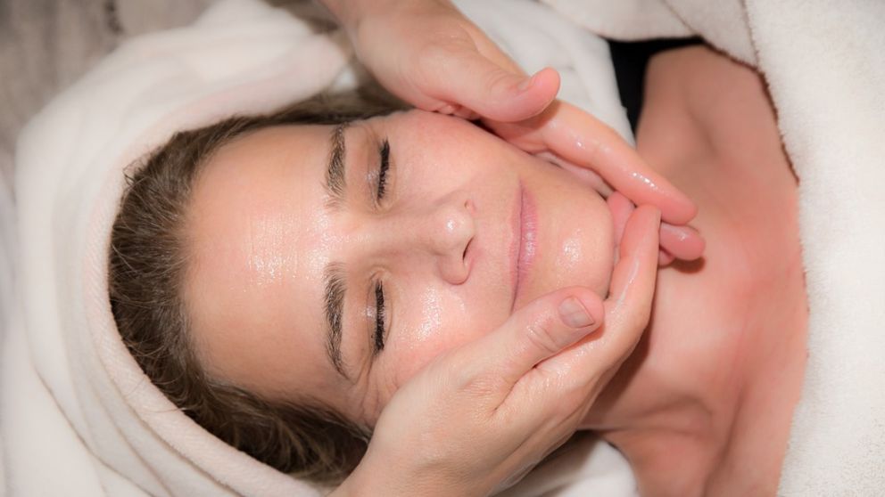 Cómo dar un masaje facial paso a paso de forma correcta