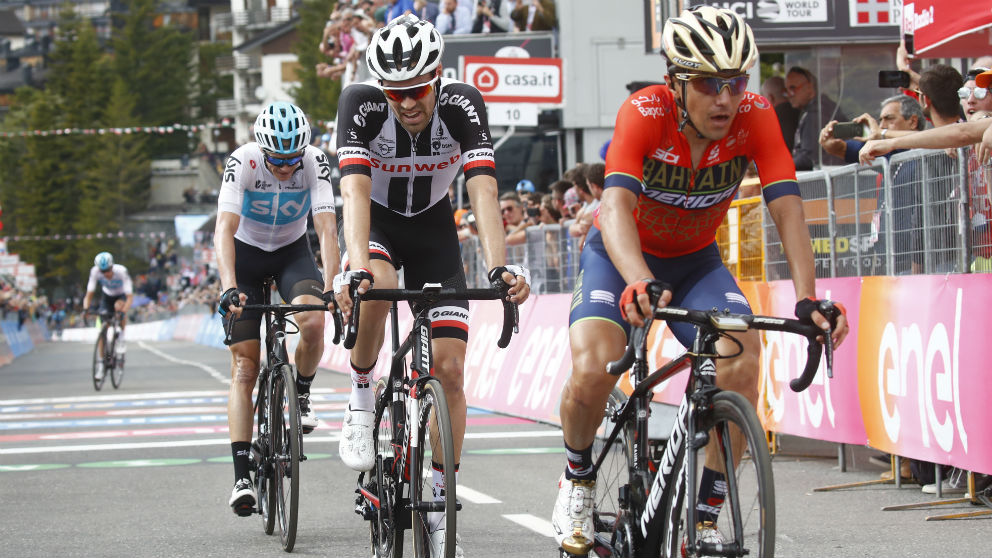 Tom Dumoulin entró en meta con Pozzovivo y Froome. (AFP)