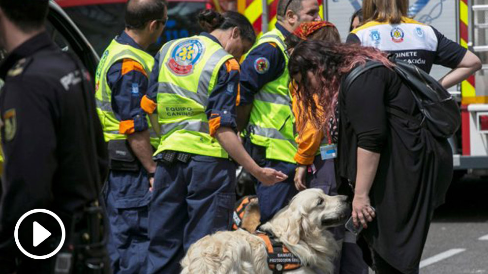 Parte del equipo de rescate de los obreros atrapados en el derrumbe en Chamberí. (Foto: EFE)