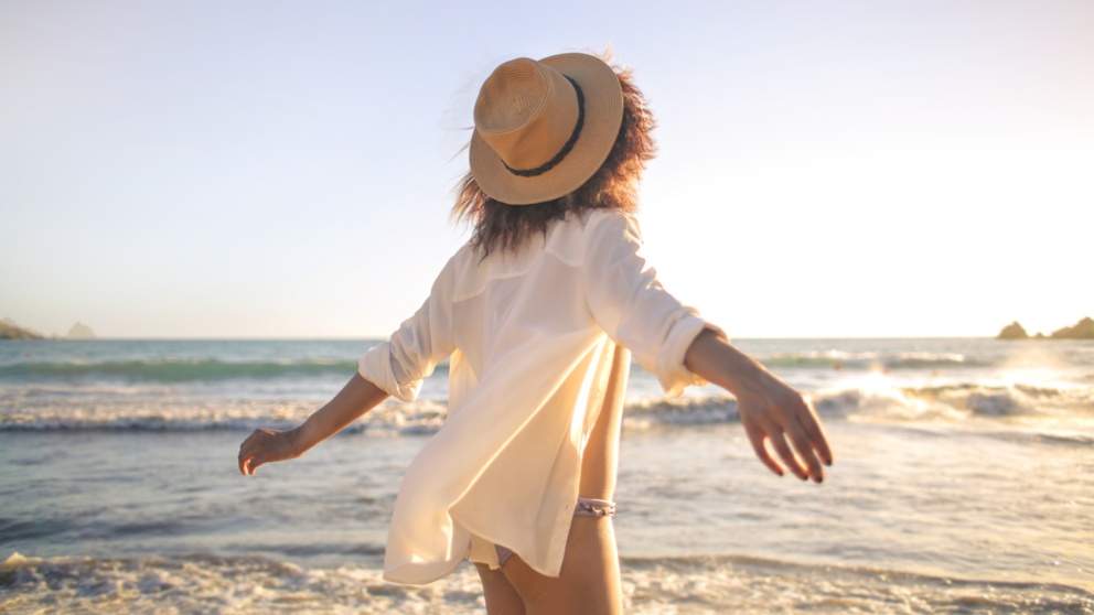 Usar sombrero durante el verano es una forma de protección solar para el pelo.