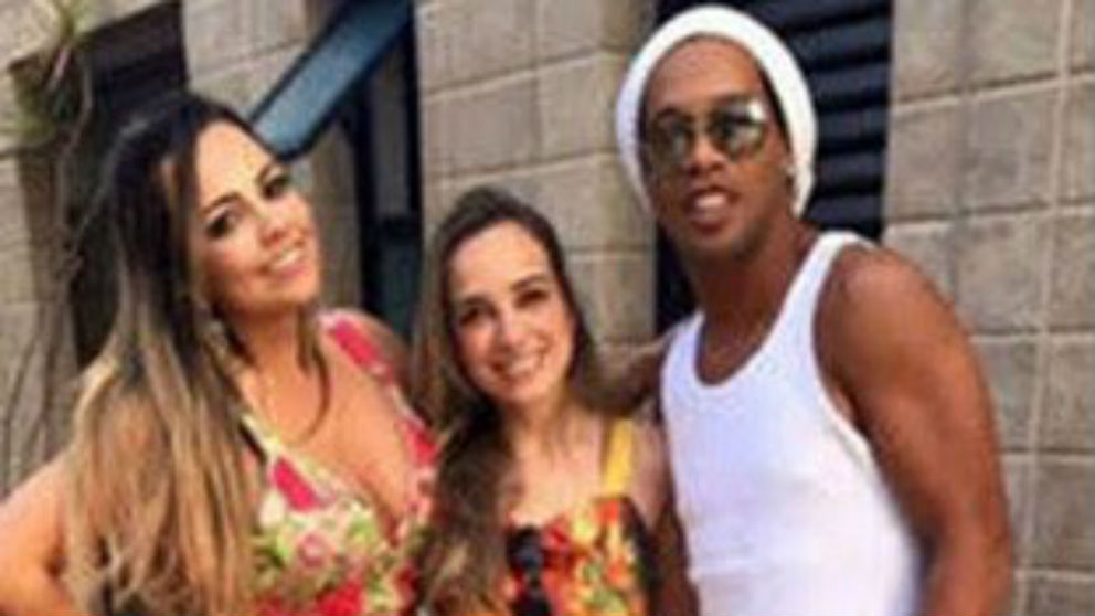 Ronaldinho posa con sus dos novias.