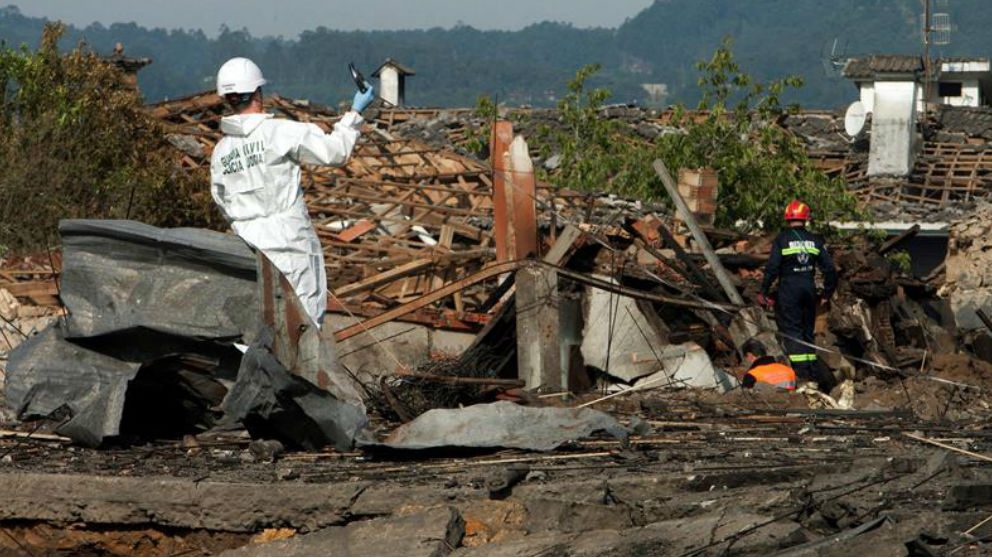 Equipos de desactivación de explosivos y desescombro siguen trabajando en una parroquia de Tui (Pontevedra), donde ayer saltó por los aires un almacén de material pirotécnico anejo a una vivienda particular y causó la muerte de una mujer y una treintena de heridos, un suceso por el que fue detenido el dueño de la pirotecnia. Foto: EFE