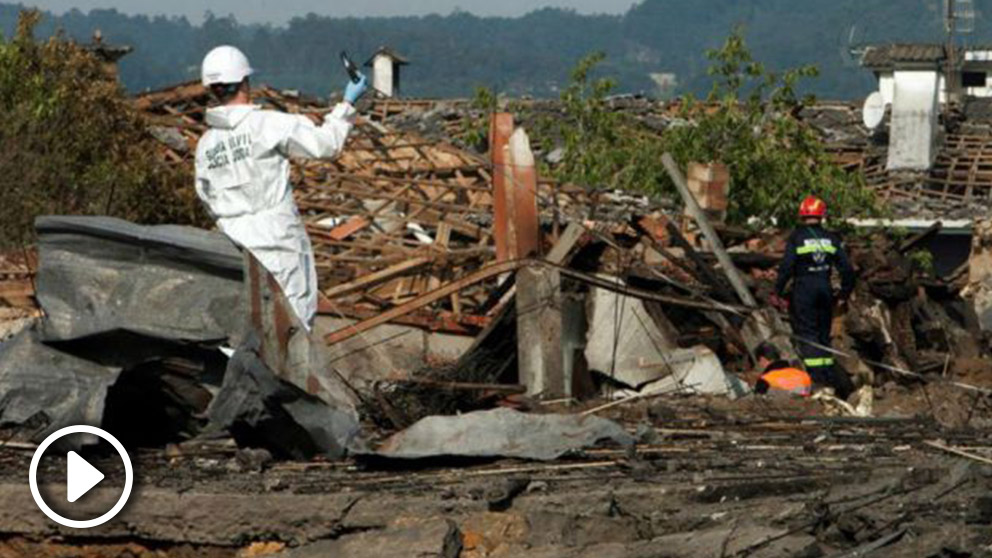 Equipos de desactivación de explosivos y desescombro siguen trabajando en una parroquia de Tui (Pontevedra), donde ayer saltó por los aires un almacén de material pirotécnico anejo a una vivienda particular y causó la muerte de una mujer y una treintena de heridos, un suceso por el que fue detenido el dueño de la pirotecnia. Foto: EFE