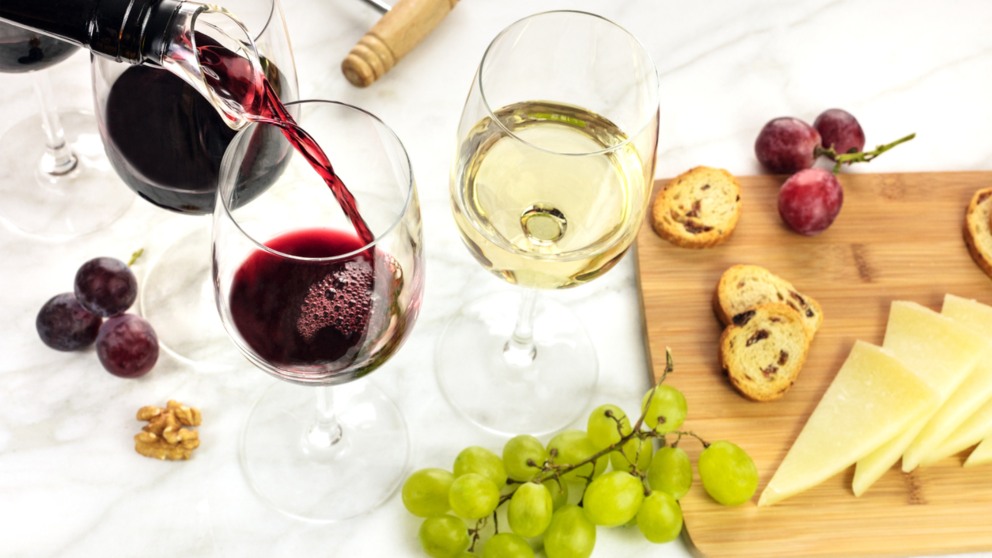Tanto el vino blanco como el vino tinto destacan por sus propiedades nutricionales.