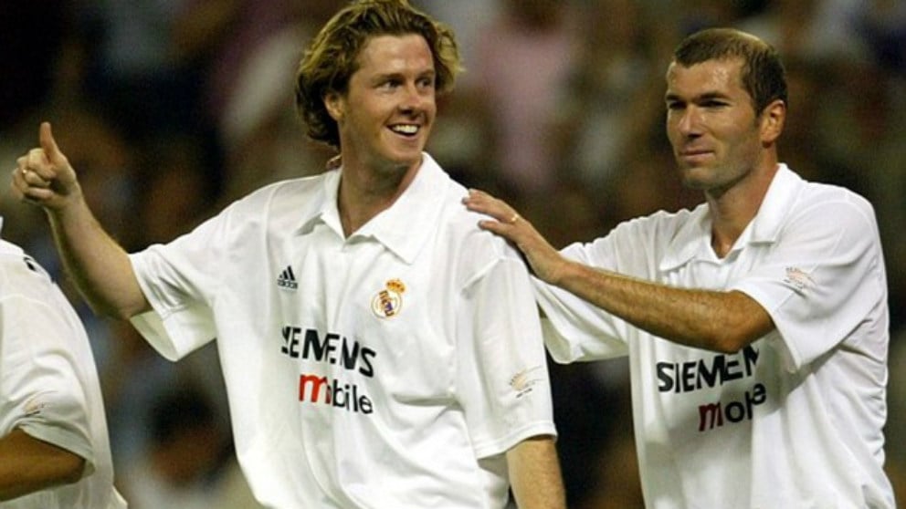 Zidane celebra con McManaman un gol con el Real Madrid. (AFP)