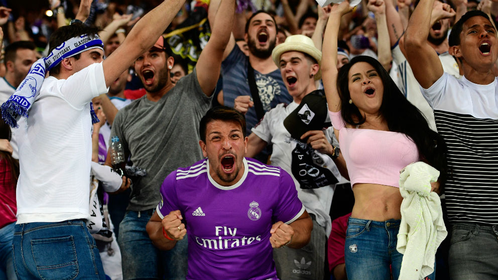 Aficionados del Real Madrid celebran uno de los goles contra la Juventus en la final de la Champions 2017. (AFP)