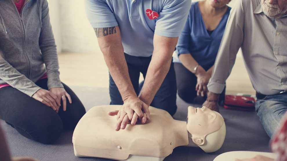Aprende paso a paso cómo hacer un masaje cardiovascular (RCP)