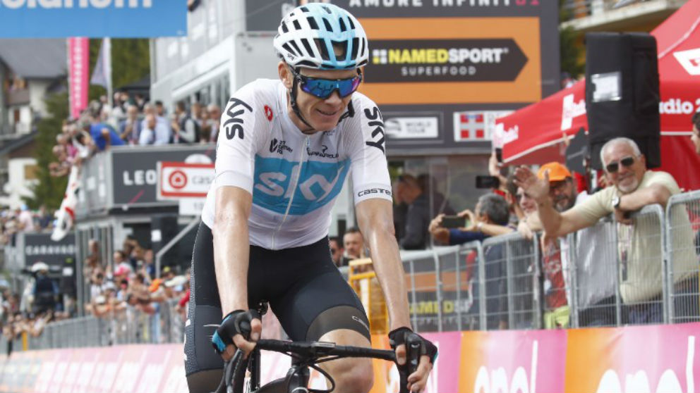 Chris Froome entró triunfal en la meta de la decimonovena etapa del Giro. (AFP)